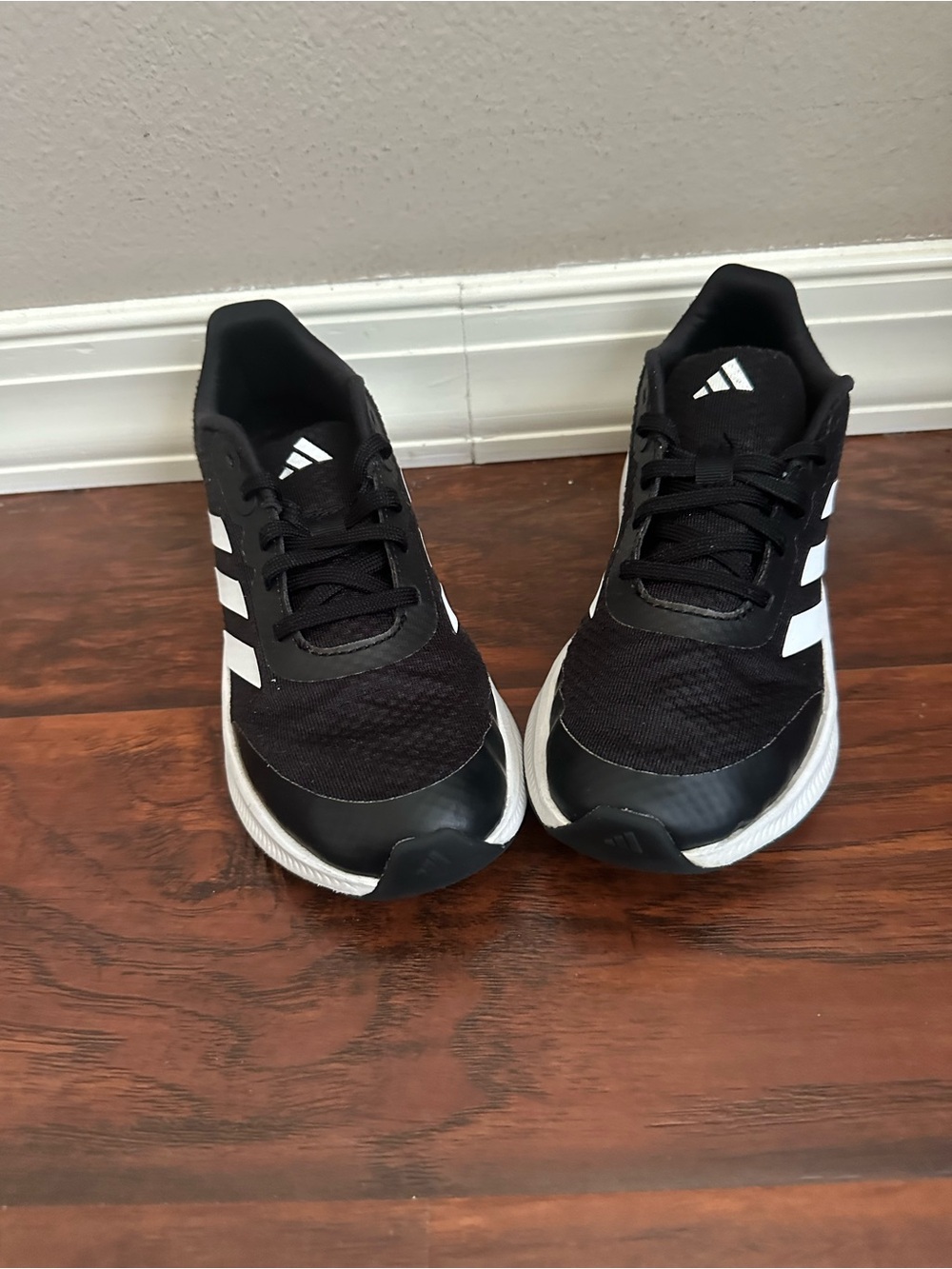 EXCELLENT PAIR OF ADIDDAS SIZE 3.5 CLEAN